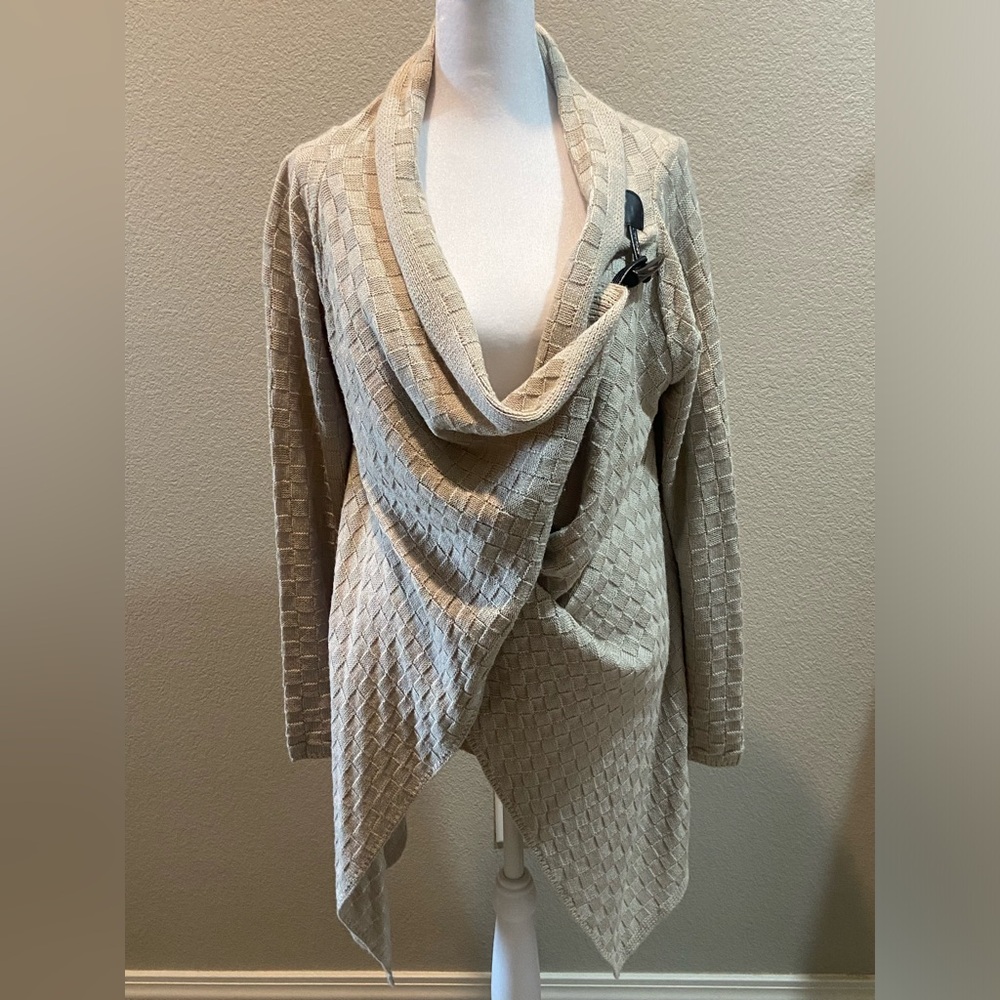 Venus Hook Front Sweater
